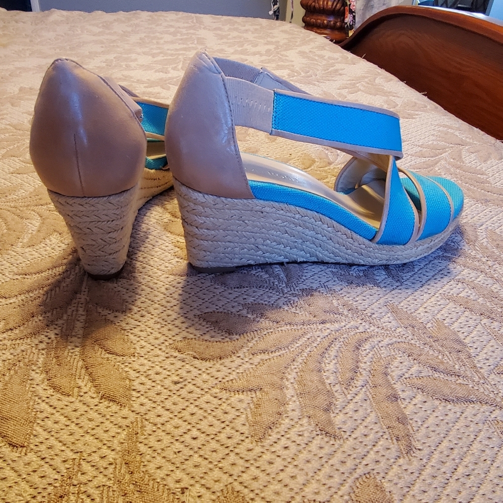 TARYN ROSE WEDGE SALDALS - Picture 7 of 10